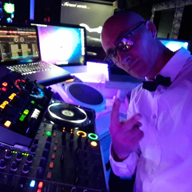 Dj Kriss Darry  Podcast Deephouse , Club, Latino & Mashup
