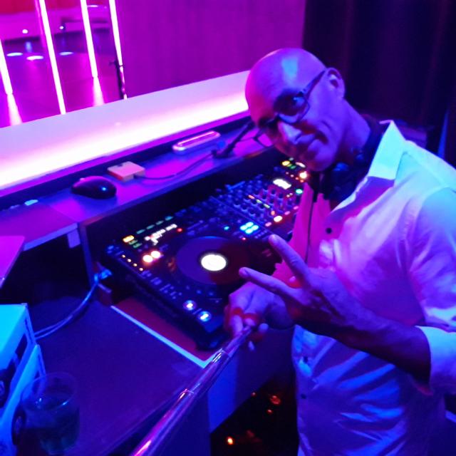 Dj Kriss Darry  Podcast Deephouse , Club, Latino & Mashup