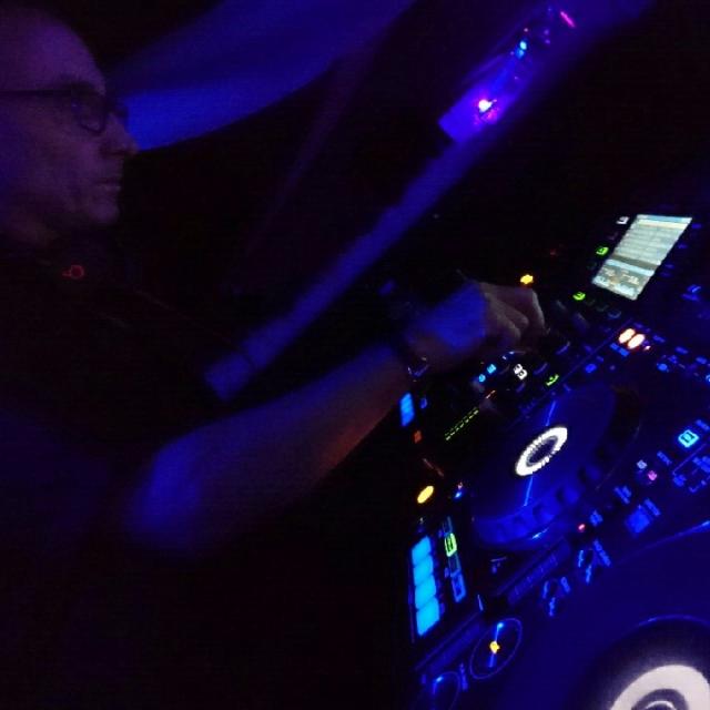 Dj Kriss Darry  Podcast Deephouse , Club, Latino & Mashup