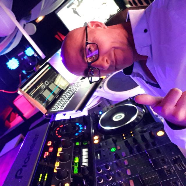 Dj Kriss Darry  Podcast Deephouse , Club, Latino & Mashup