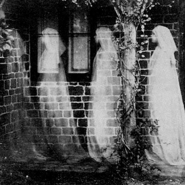 Michel Ribes Esprit ou fantôme êtes-vous là La question à été posé bien souvent, de mon point de vue.