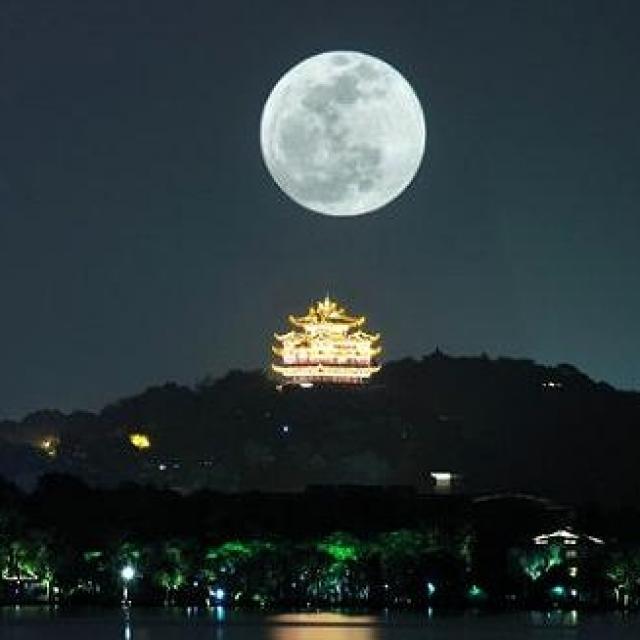 Michel Ribes Ce samedi soir Fête de la lune et à vos questions.