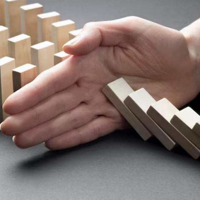 Michel Ribes Ce soir Les dominos tombent et interventions paradoxales mystérieuses.